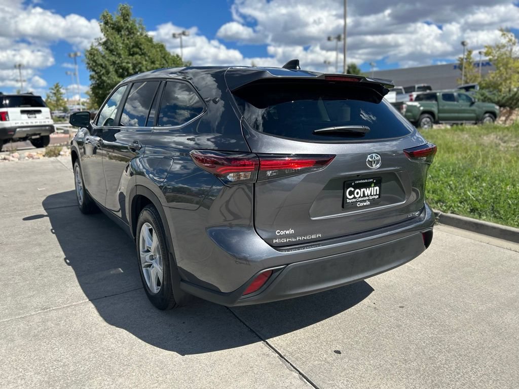 Used 2025 Toyota Highlander LE AWD/4WD image 5