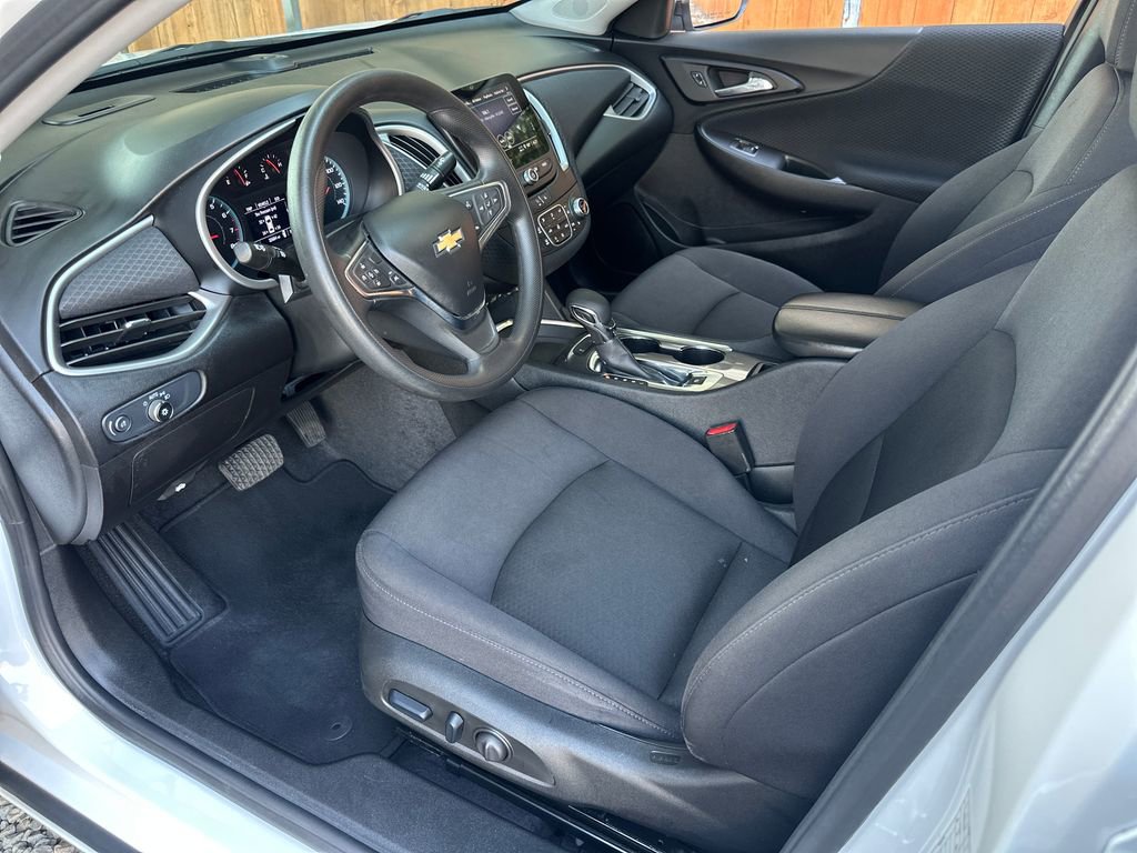 Used 2024 Chevrolet Malibu LT image 2