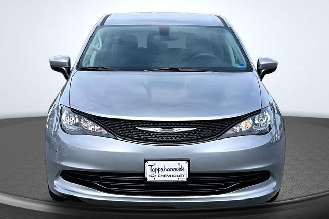 Used 2020 Chrysler Voyager L FWD image 2