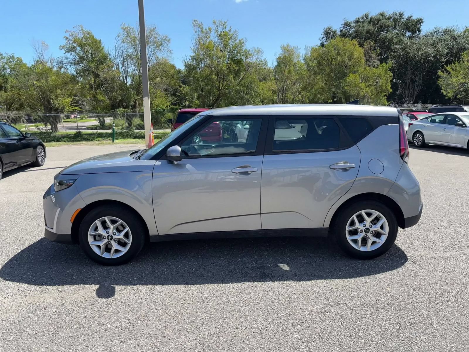 Used 2025 Kia Soul LX w/ LX Technology Package FWD image 7