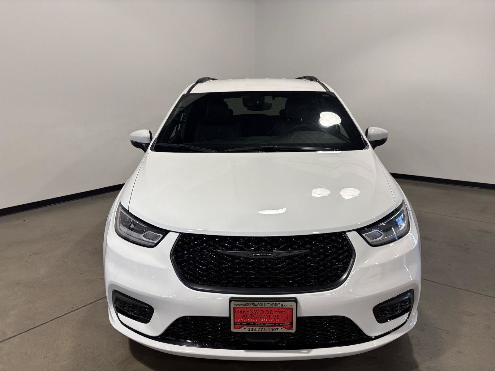 Used 2023 Chrysler Pacifica Touring-L w/ S Appearance Package FWD image 8