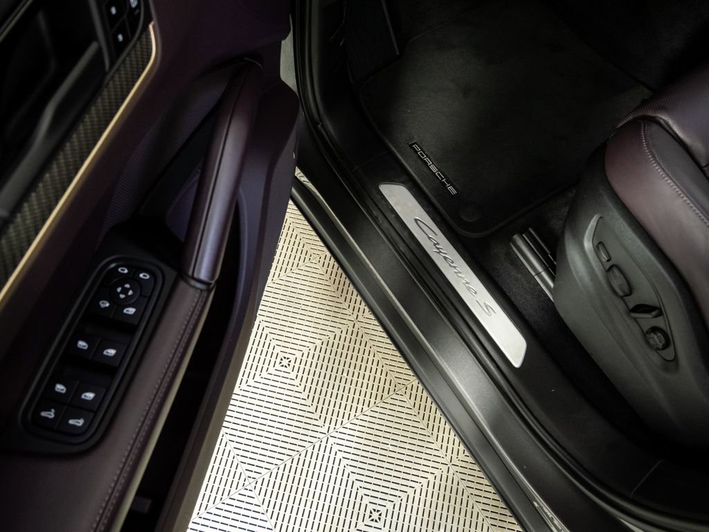 Used 2024 Porsche Cayenne S image 8