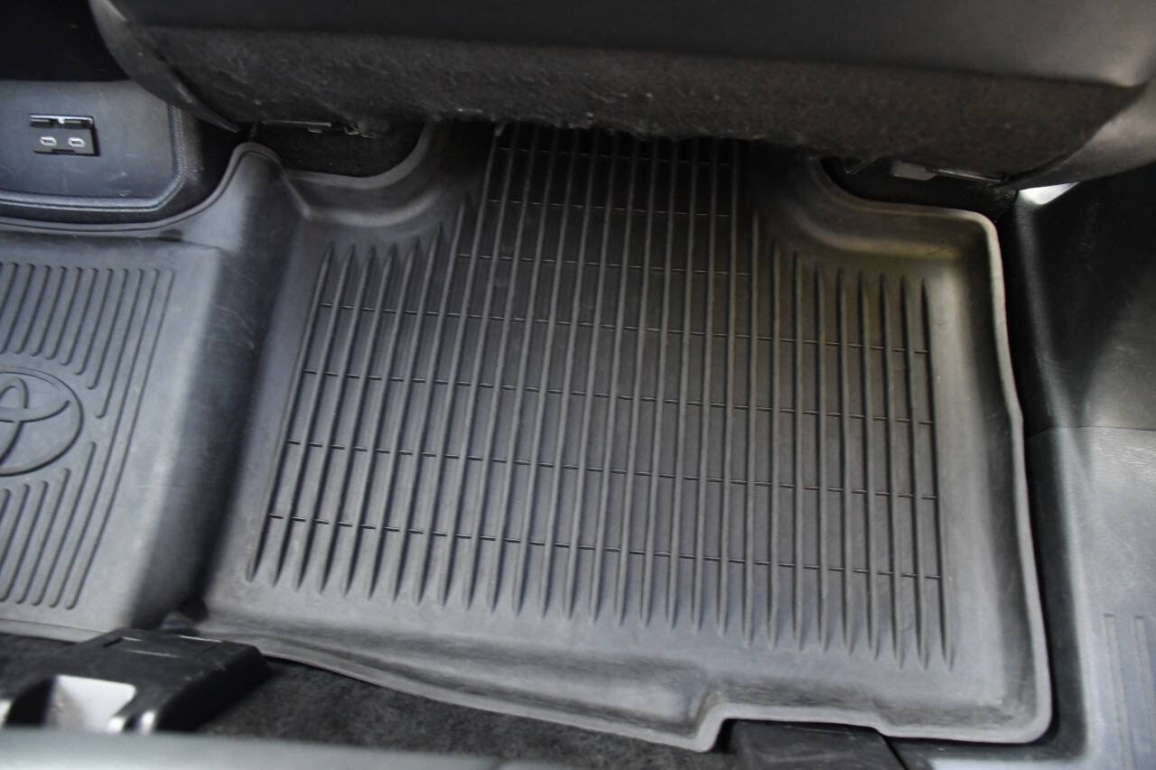 Used 2022 Toyota Highlander XLE AWD/4WD image 25