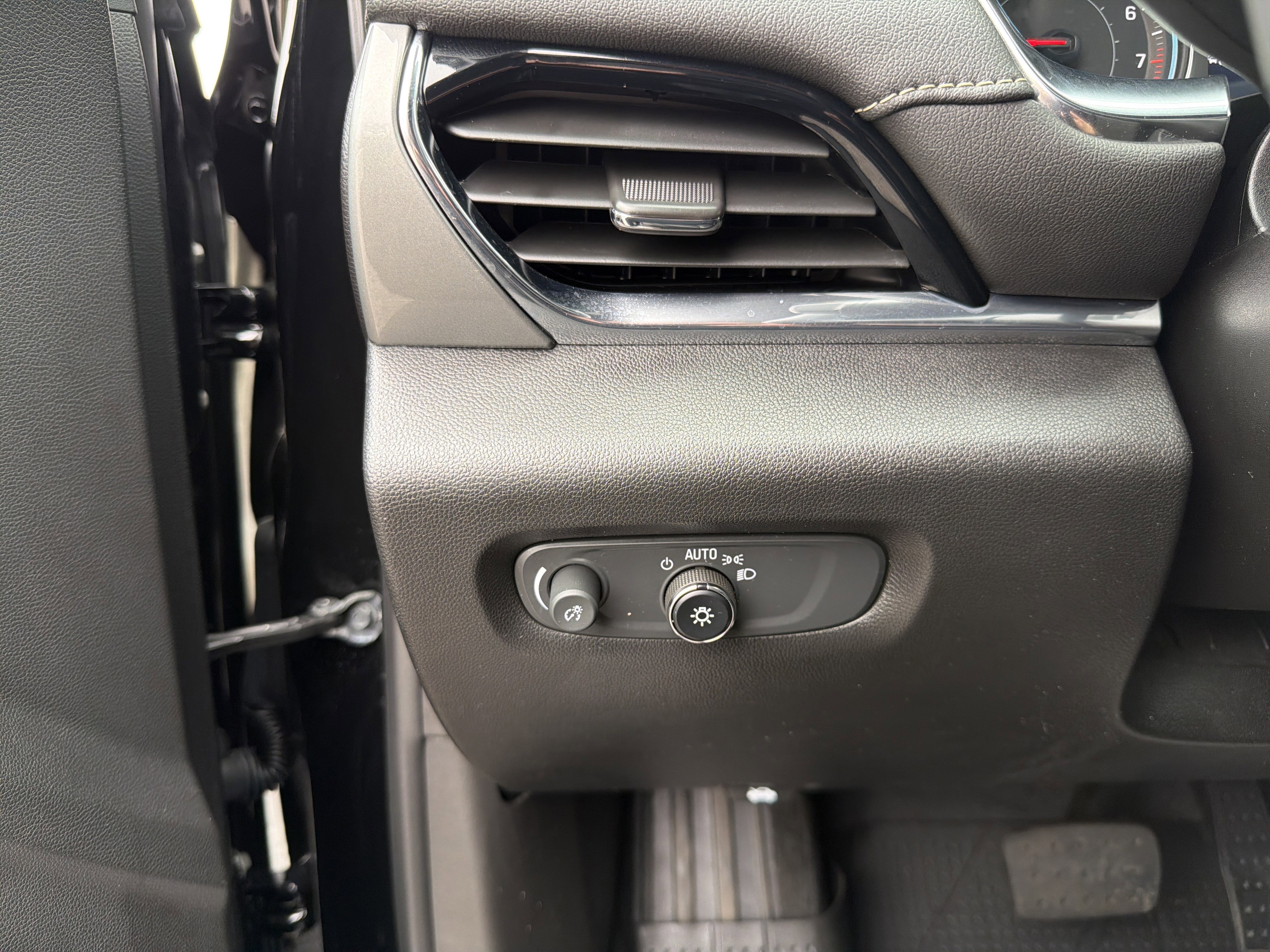Used 2023 Chevrolet Traverse LT w/ LT Premium Package image 36