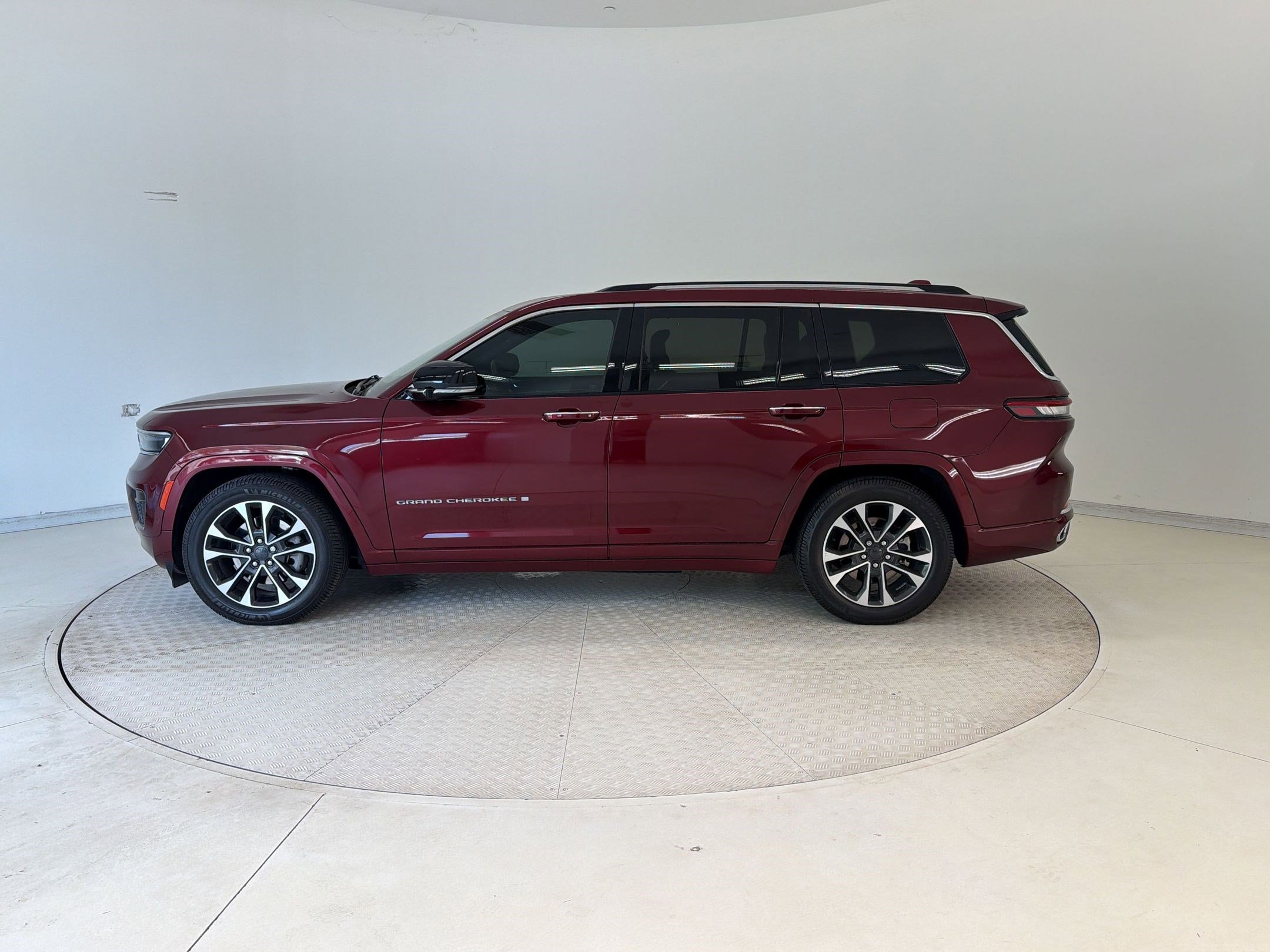 Used 2022 Jeep Grand Cherokee L Overland w/ Luxury Tech Group IV image 2