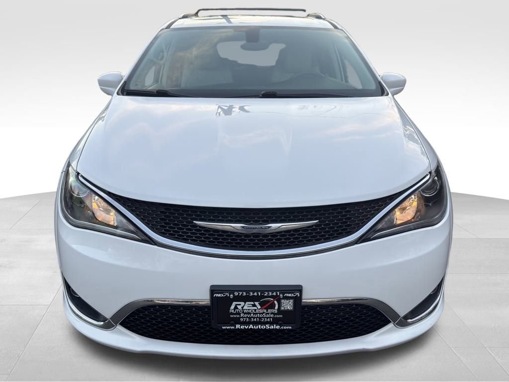 Used 2018 Chrysler Pacifica Touring-L FWD image 9