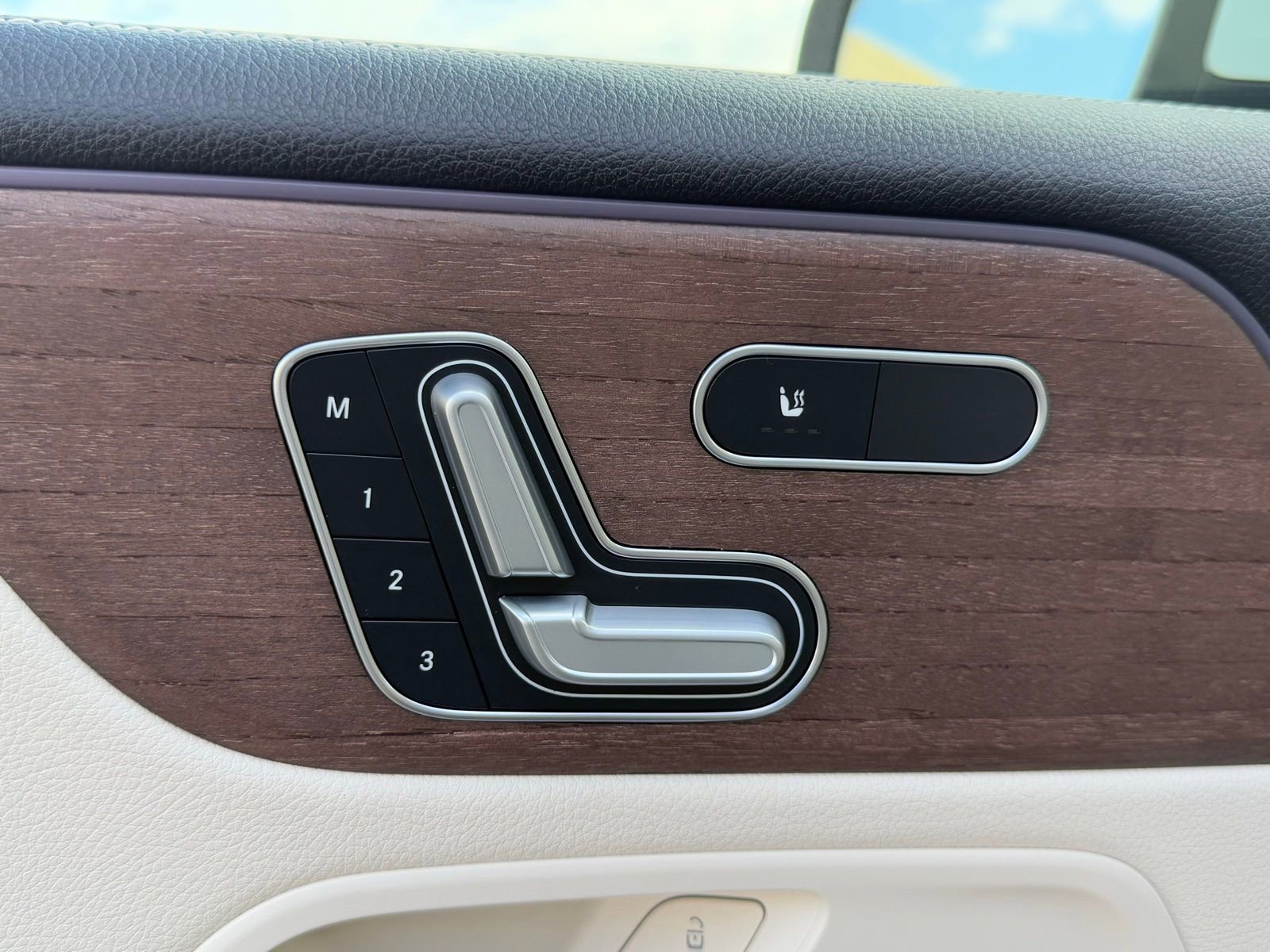 Used 2023 Mercedes-Benz EQB 300 4MATIC image 24