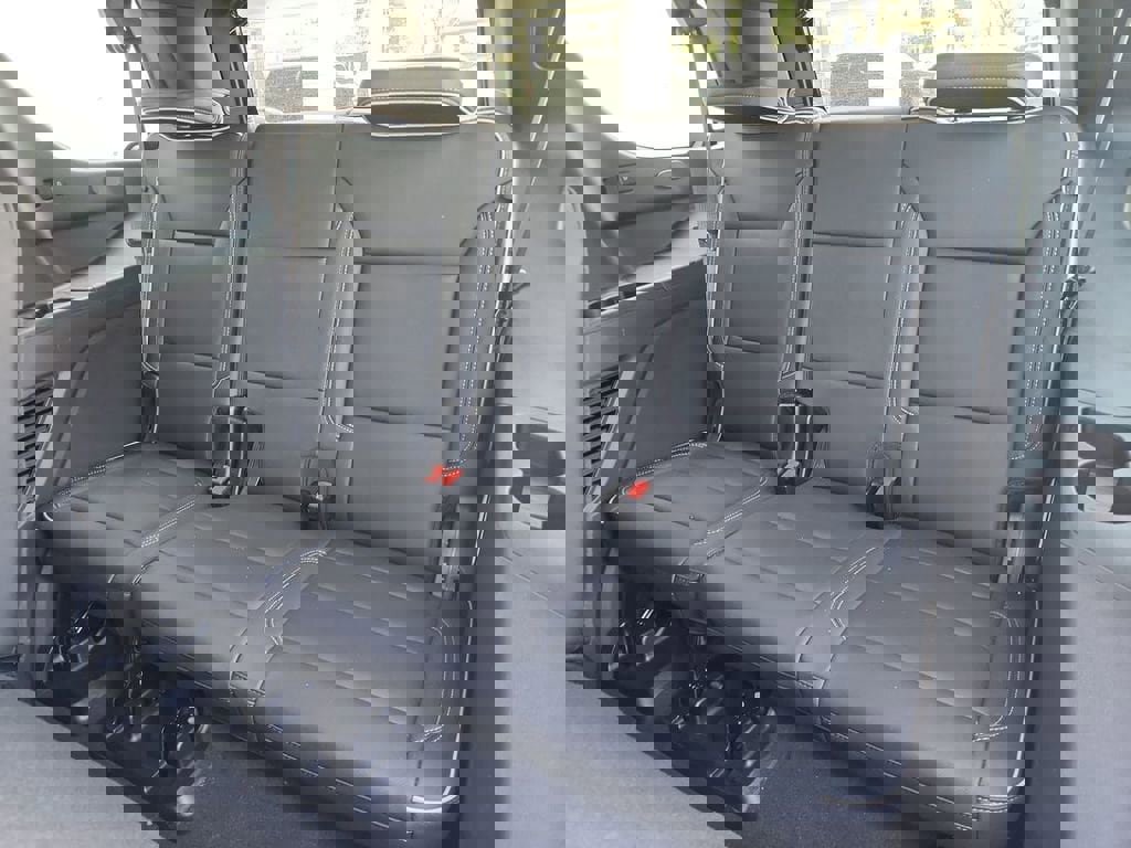 Used 2024 GMC Yukon SLT w/ SLT Premium Package image 35