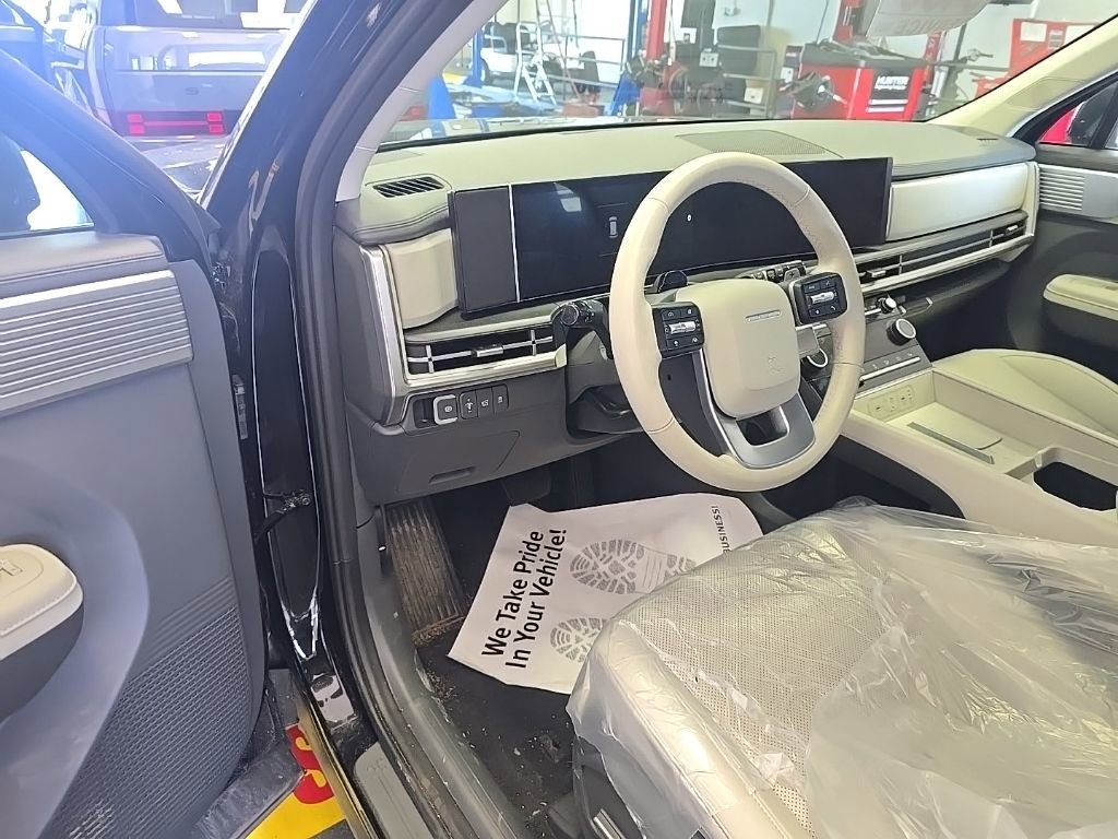Used 2025 Hyundai Santa Fe SEL AWD/4WD image 2