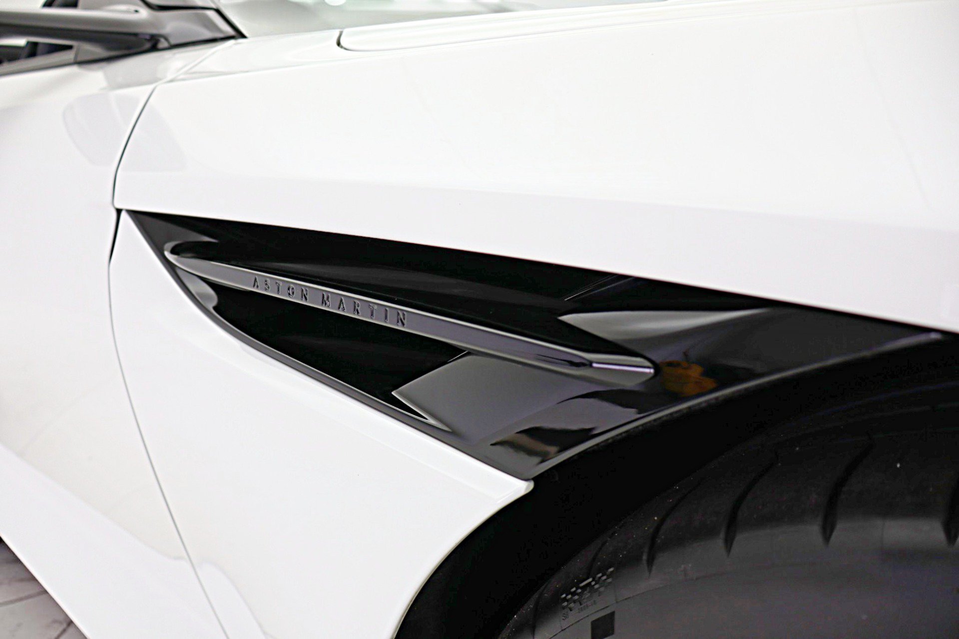 Used 2024 Aston Martin DB12 Convertible RWD image 6