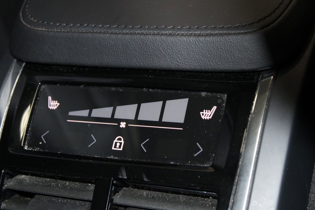 Used 2023 Volvo XC90 B5 Plus image 37