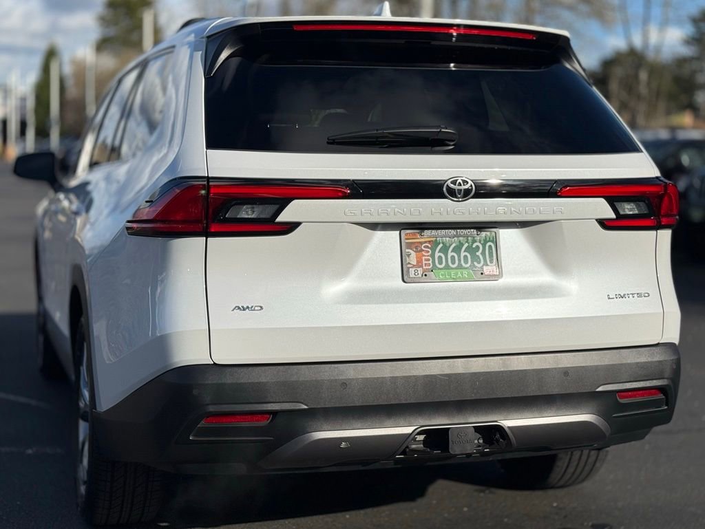Used 2024 Toyota Grand Highlander Limited image 3