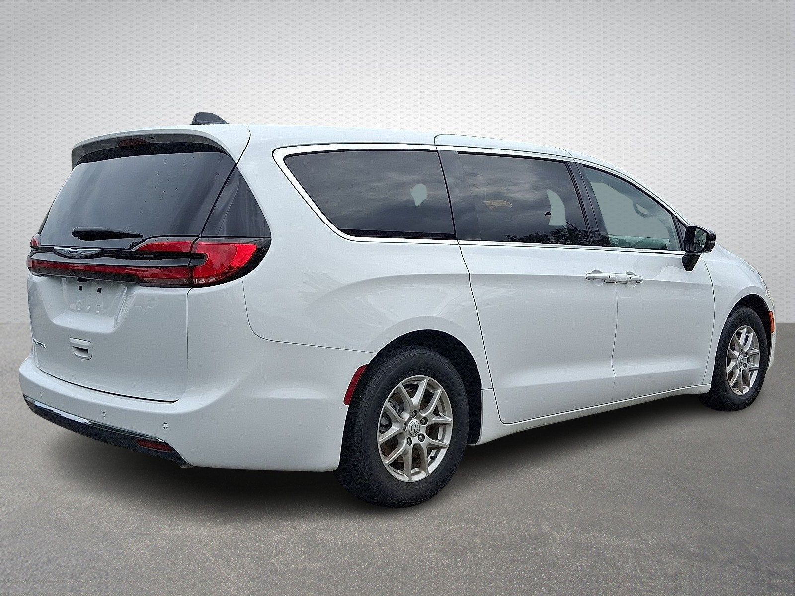Used 2026 Chrysler Pacifica Select FWD image 6