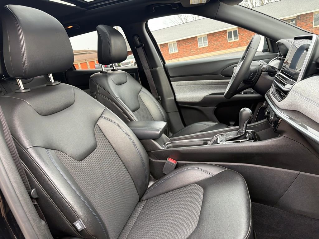 Used 2025 Jeep Compass Latitude w/ Sun & Sound Group image 23