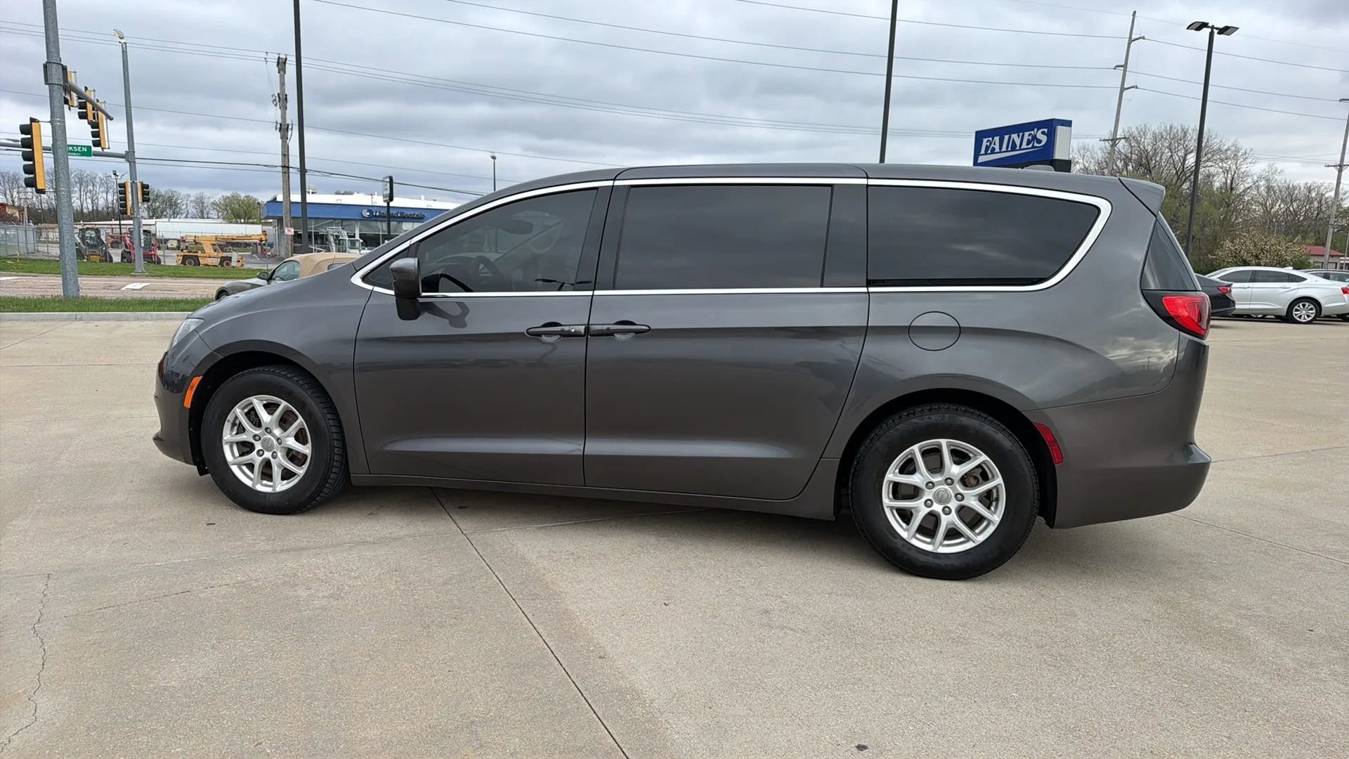 Used 2017 Chrysler Pacifica Touring image 10