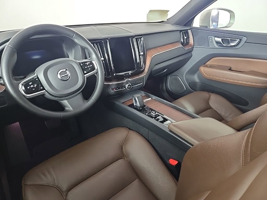Certified 2023 Volvo XC60 B5 Plus w/ Climate Package image 16