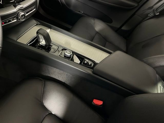 Certified 2025 Volvo XC60 B5 Plus image 17