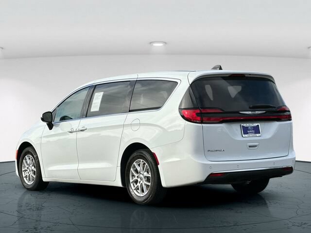 Used 2023 Chrysler Pacifica Touring-L FWD image 4