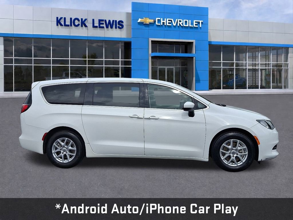 Used 2022 Chrysler Voyager LX image 8