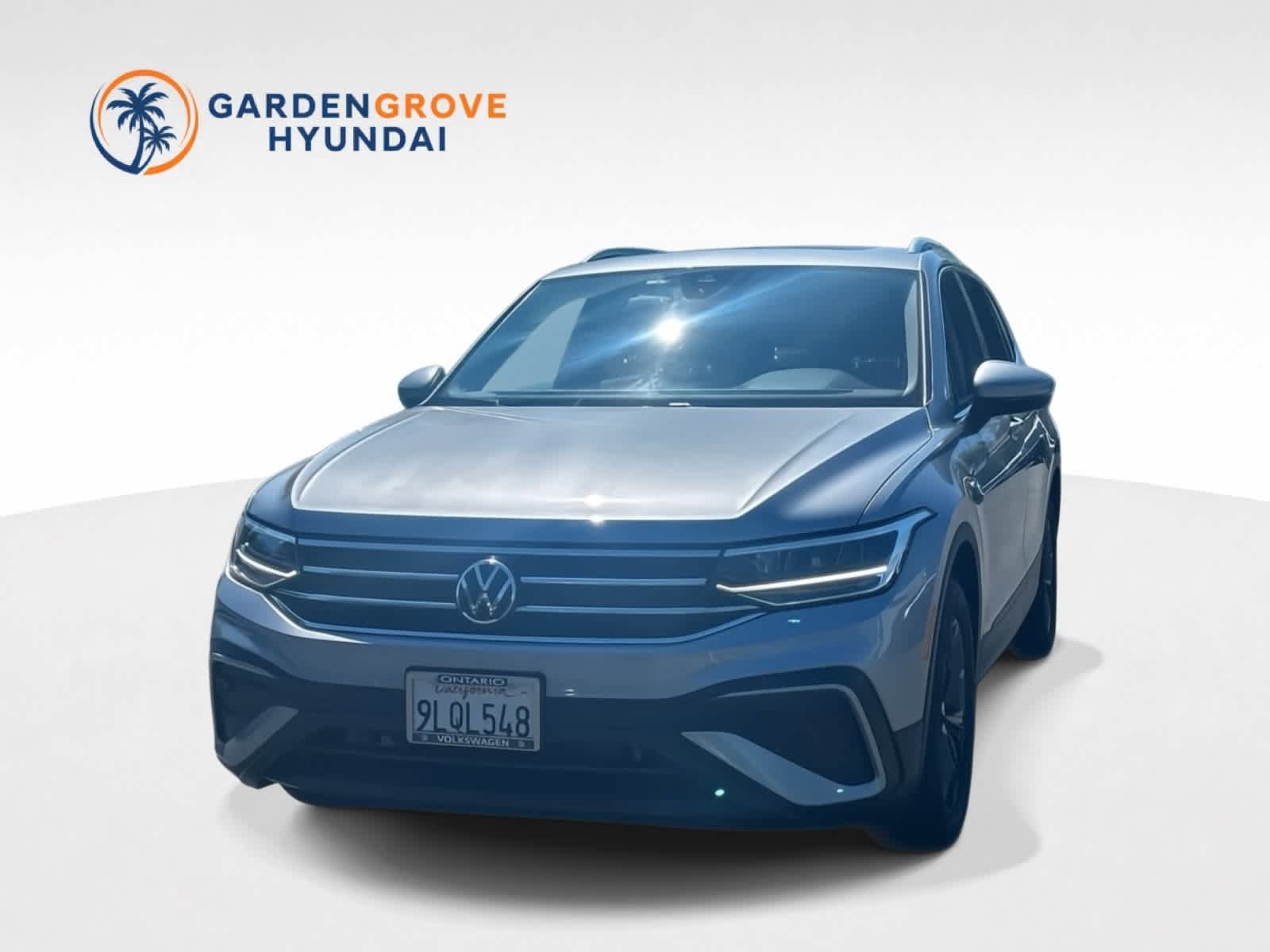 Used 2024 Volkswagen Tiguan SE w/ Panoramic Sunroof Package FWD image 1