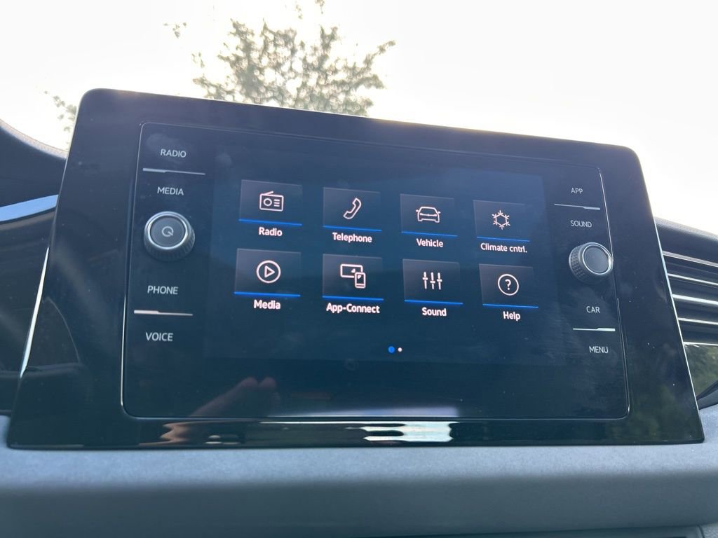 Used 2025 Volkswagen Jetta SE w/ Sunroof Package image 33