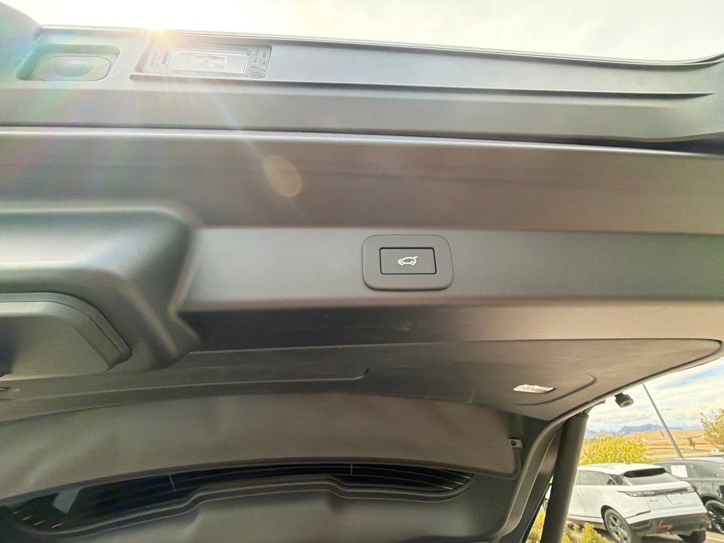 Used 2025 Land Rover Range Rover Sport SE AWD/4WD image 18