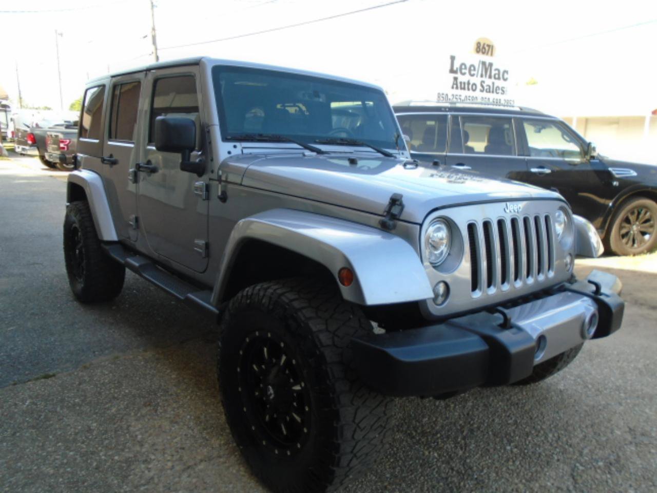 Used 2018 Jeep Wrangler Unlimited Sahara w/ Connectivity Group AWD/4WD image 3
