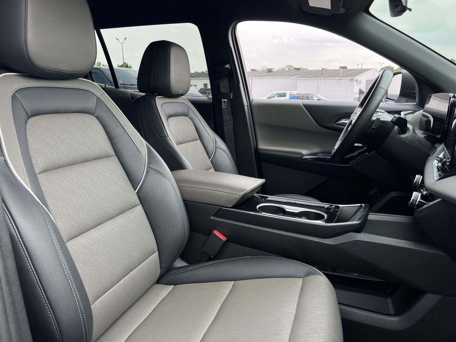 Used 2025 Chevrolet Equinox LT w/ Convenience Package II FWD image 34