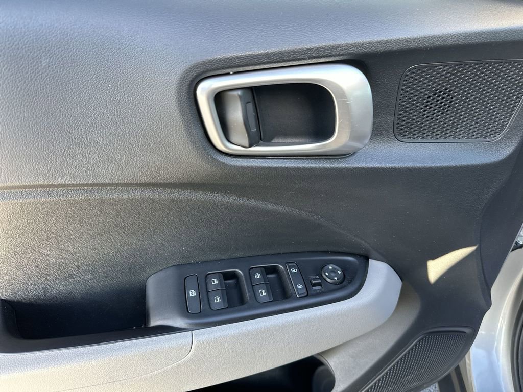 Used 2024 Hyundai Venue SEL image 13