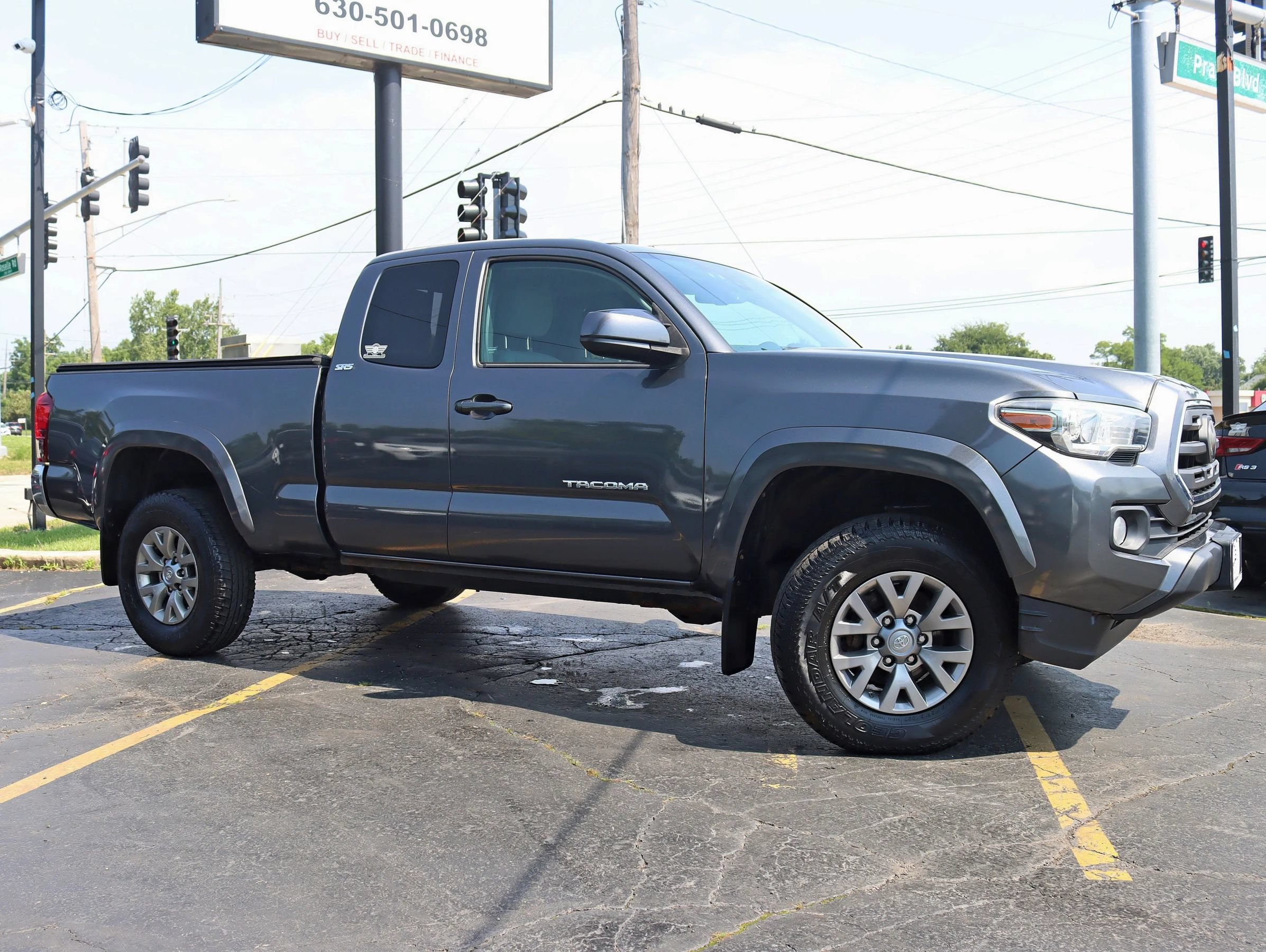 Used 2018 Toyota Tacoma SR5 AWD/4WD image 2