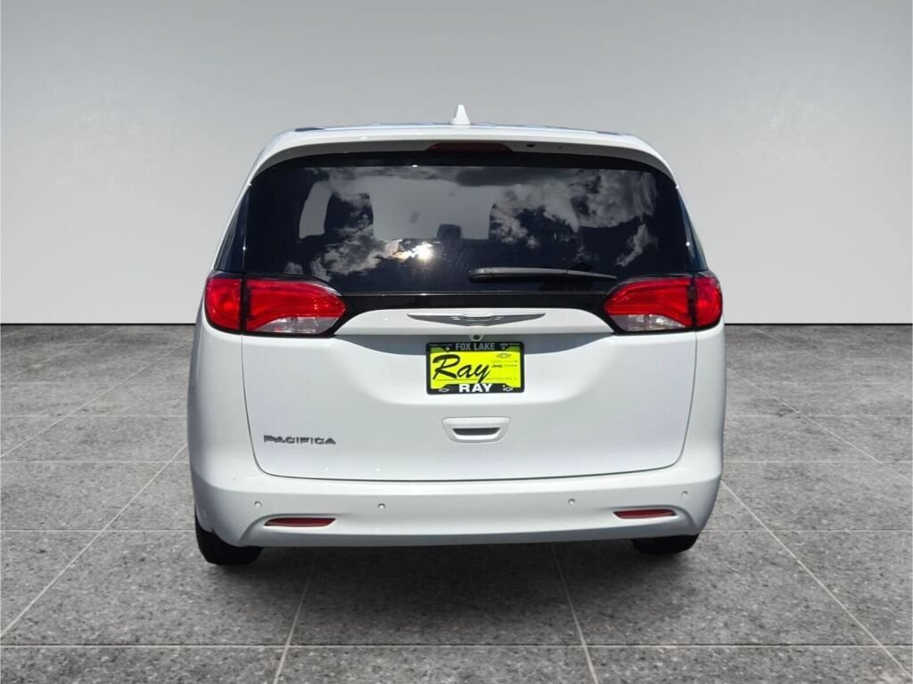 Used 2017 Chrysler Pacifica Touring FWD image 5