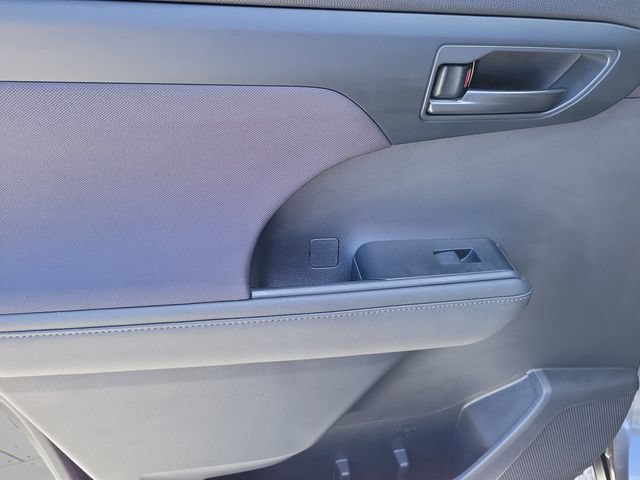 Used 2024 Toyota Highlander LE FWD image 10