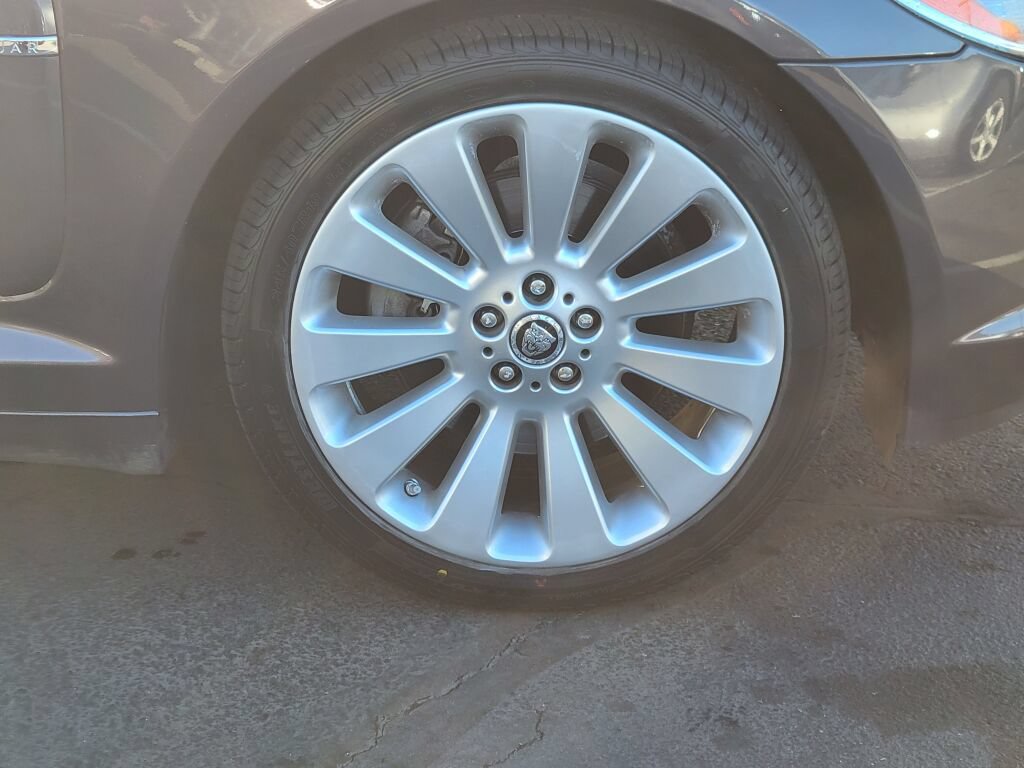 Used 2009 Jaguar XF Premium RWD image 4