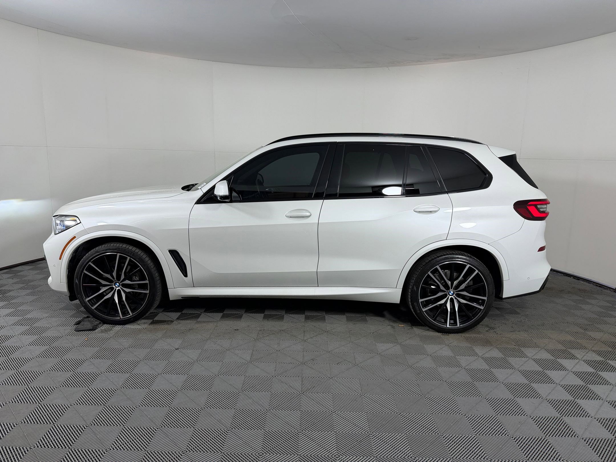 Used 2022 BMW X5 xDrive40i w/ M Sport Package image 2