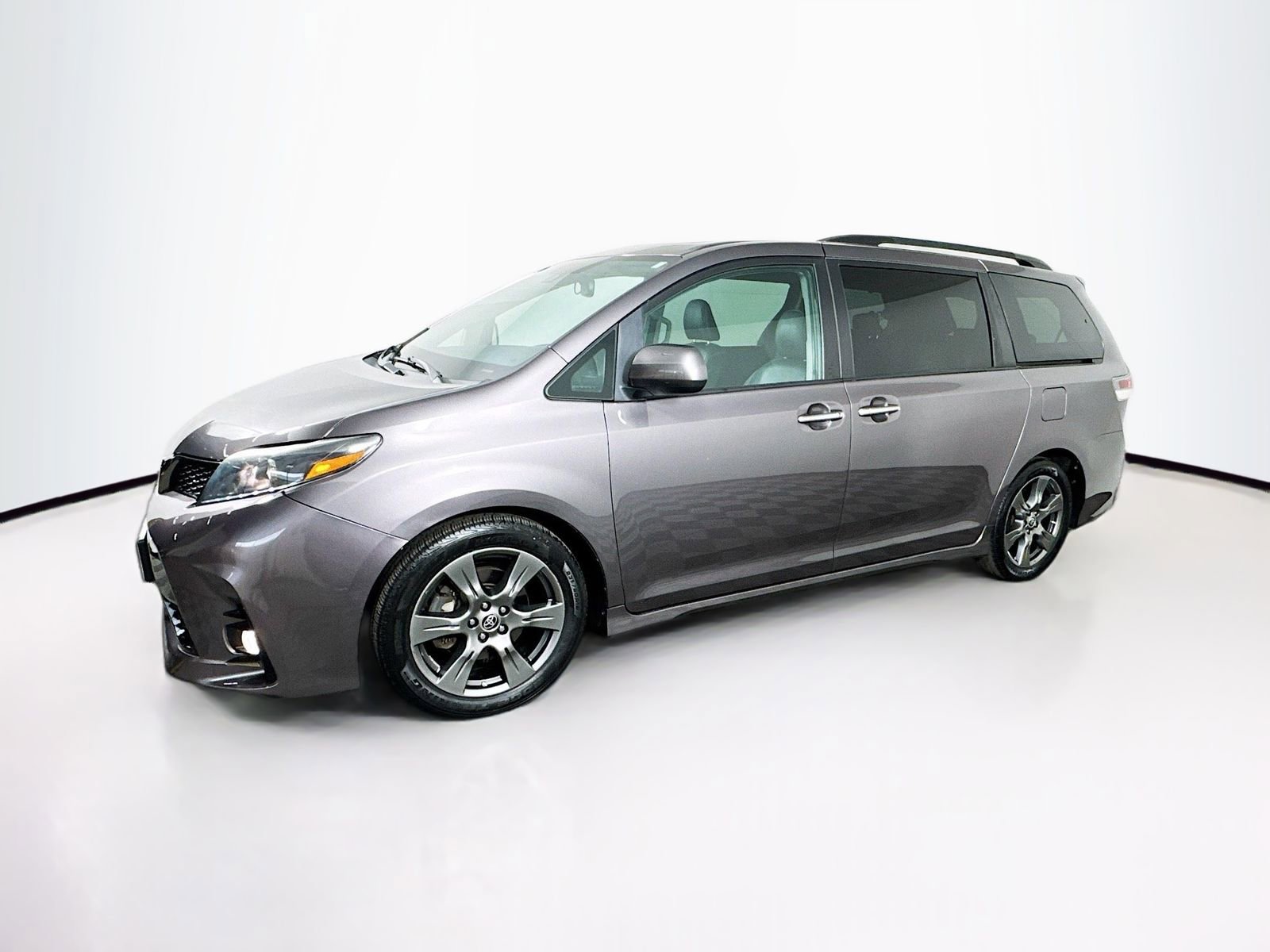Used 2020 Toyota Sienna SE w/ SE Preferred Package image 4