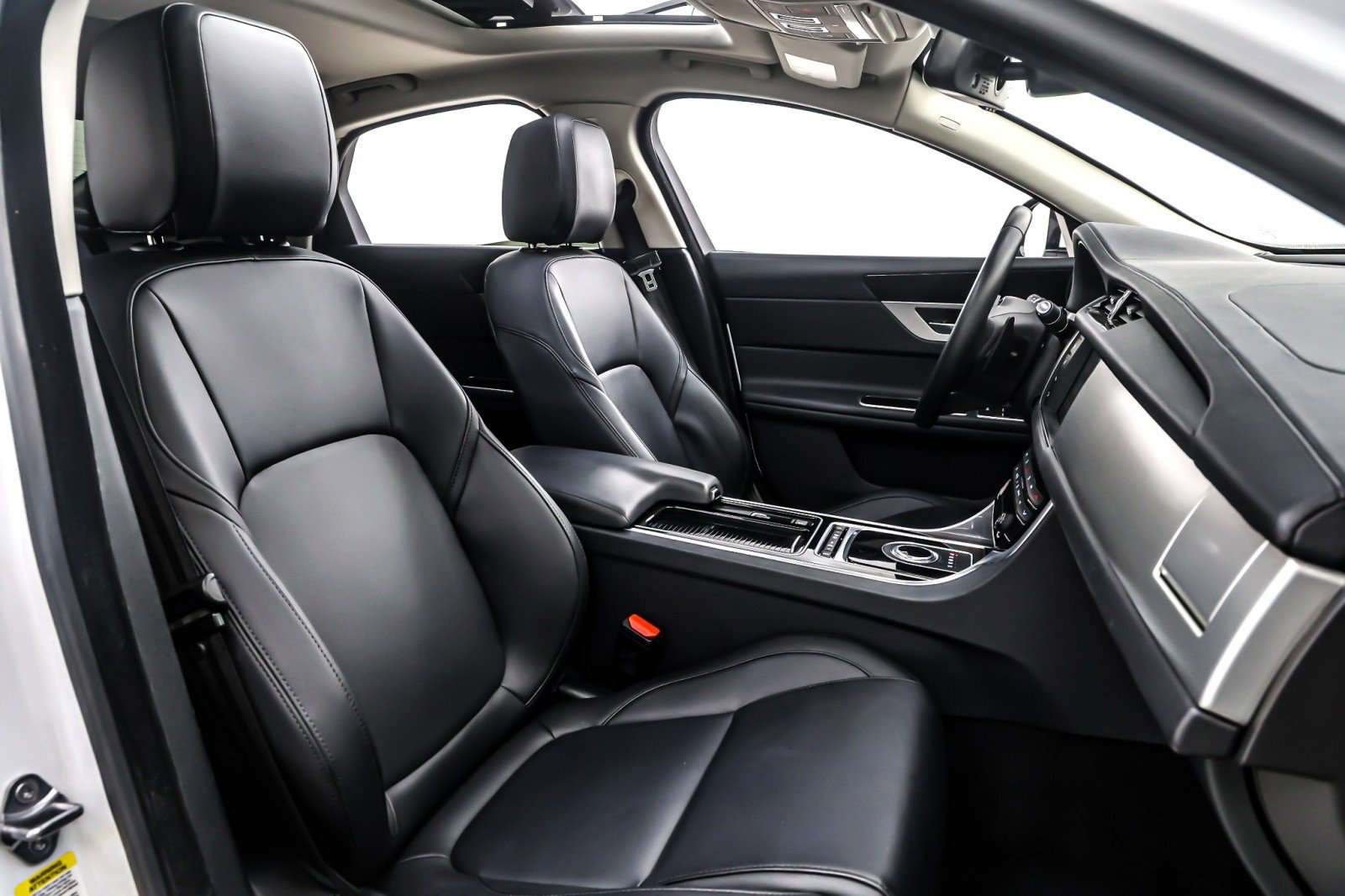 Used 2017 Jaguar XF Premium image 7