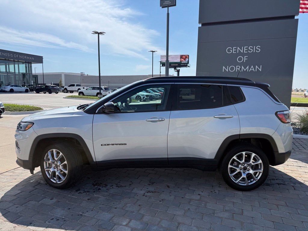 Used 2025 Jeep Compass Limited AWD/4WD image 2