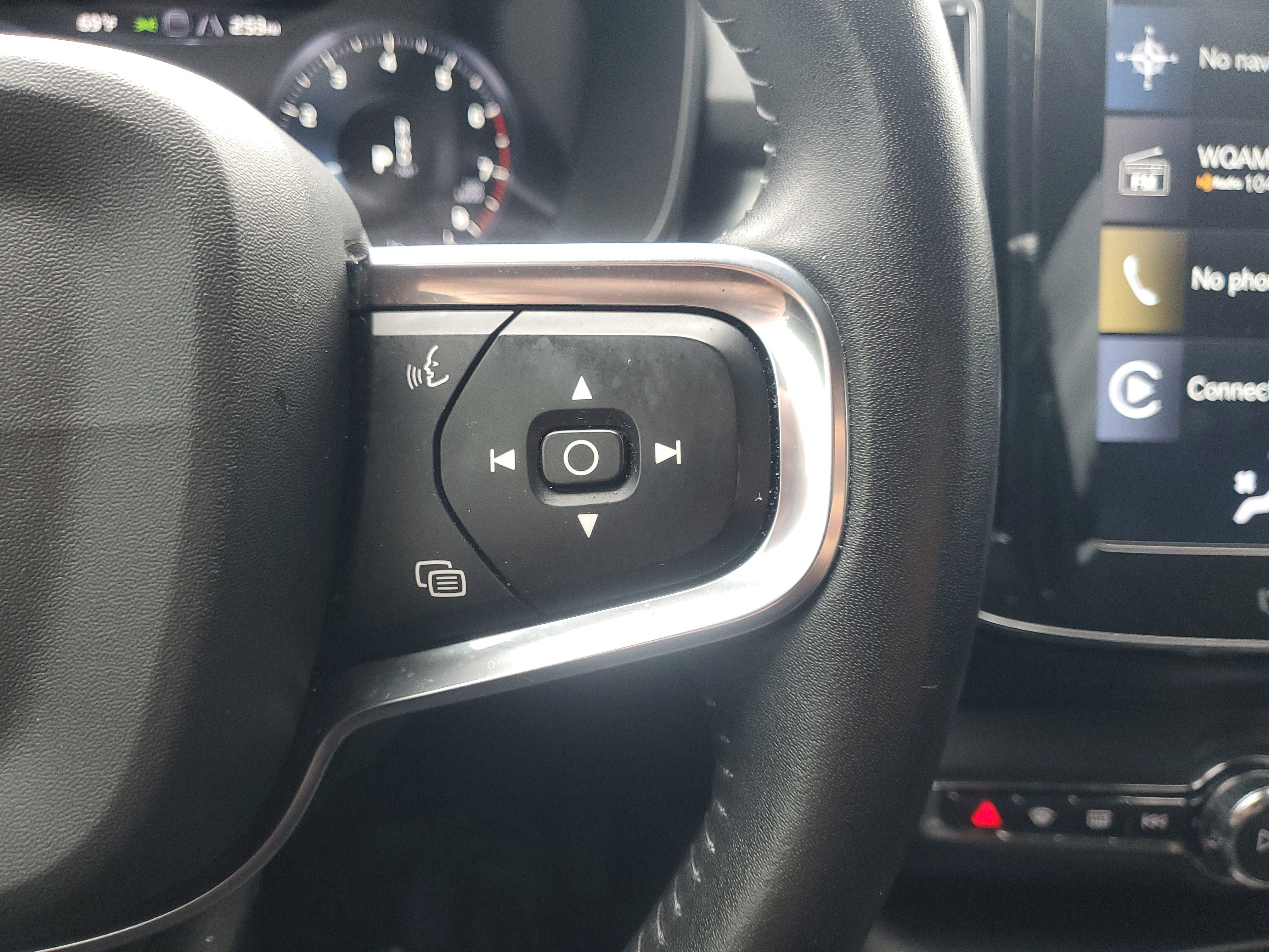 Used 2021 Volvo XC40 T4 Momentum w/ Protection Package Premier image 22