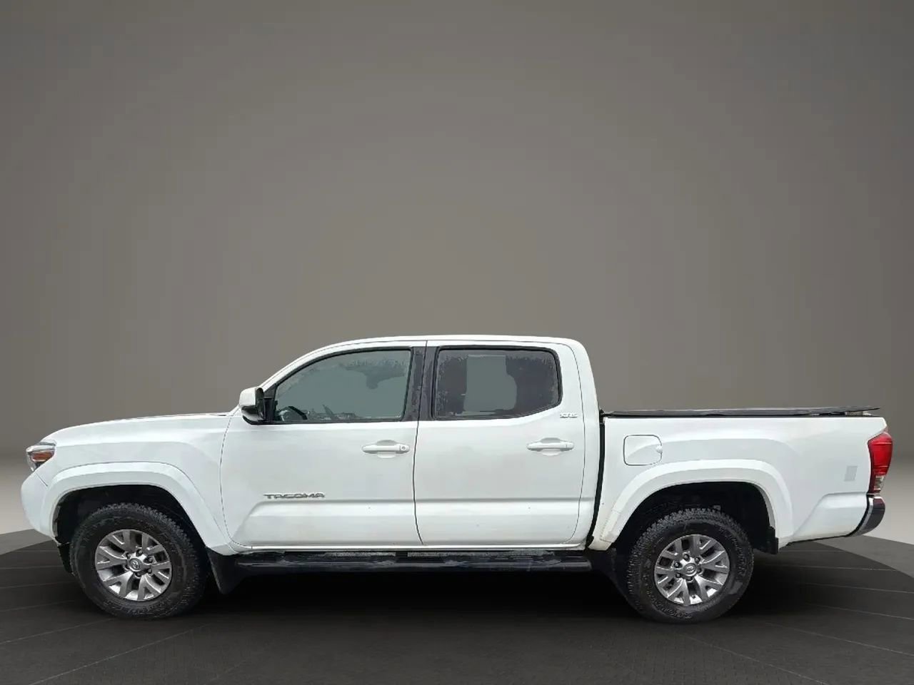 Used 2017 Toyota Tacoma SR5 image 9