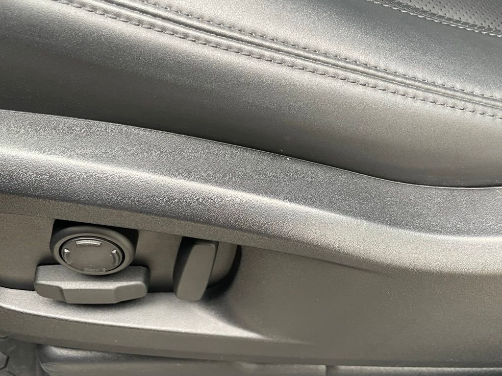 Used 2025 Land Rover Defender 110 X-Dynamic SE image 10