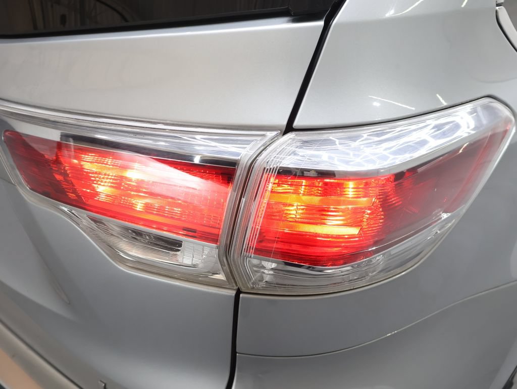 Used 2016 Toyota Highlander Plus AWD/4WD image 32