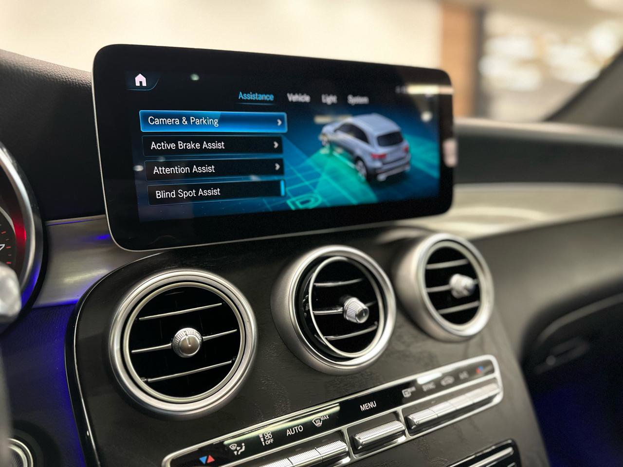 Used 2021 Mercedes-Benz GLC 300 4MATIC w/ Premium Package image 24