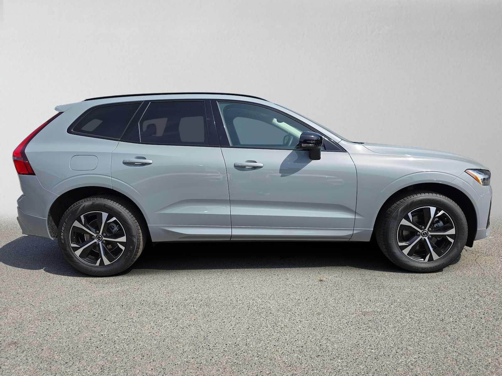 Used 2026 Volvo XC60 B5 Core AWD/4WD image 2