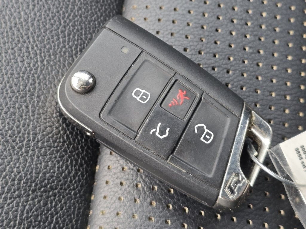 Used 2019 Volkswagen Golf R 4-Door AWD/4WD image 32