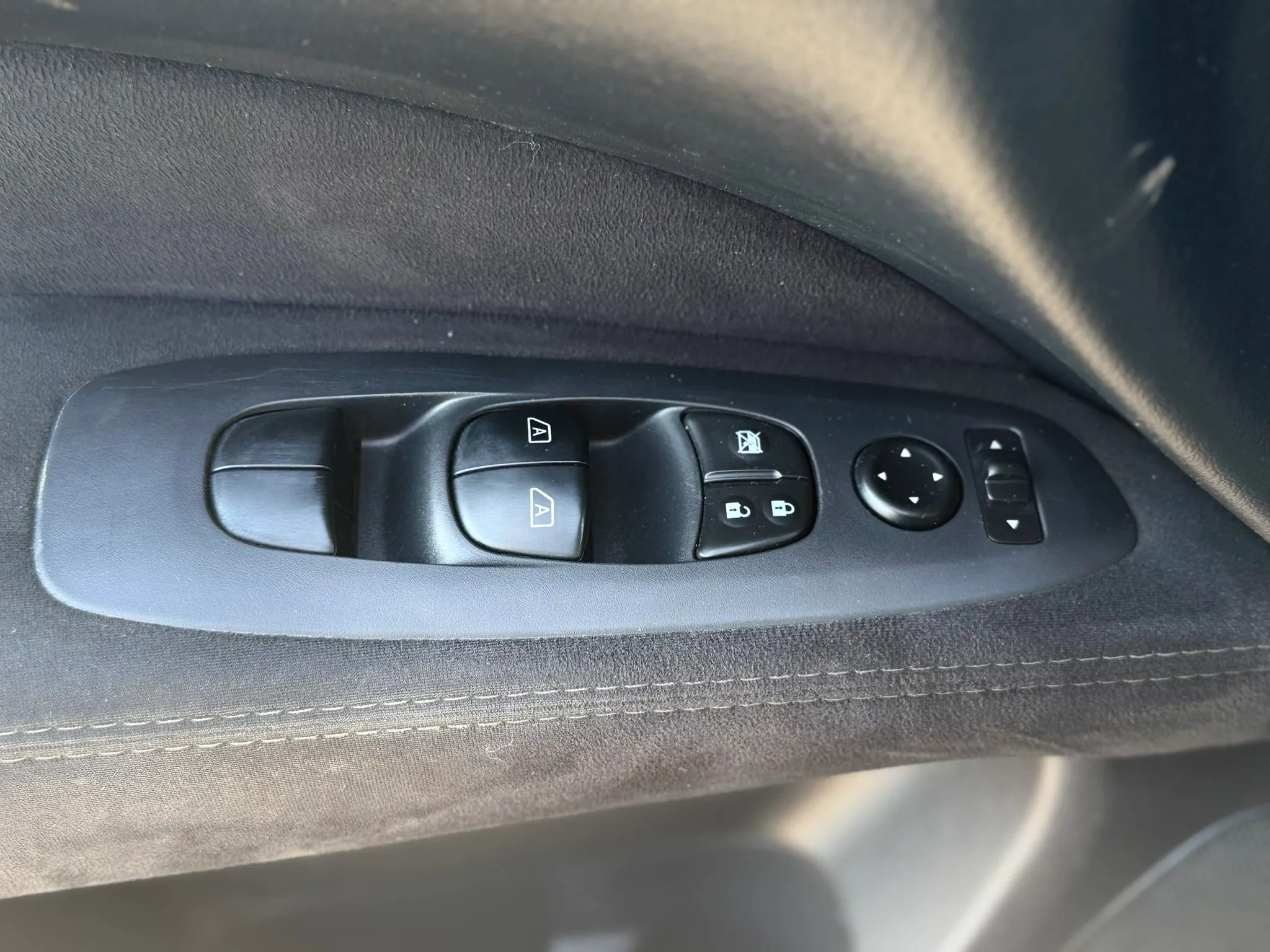 Used 2014 Nissan Pathfinder SV FWD image 10