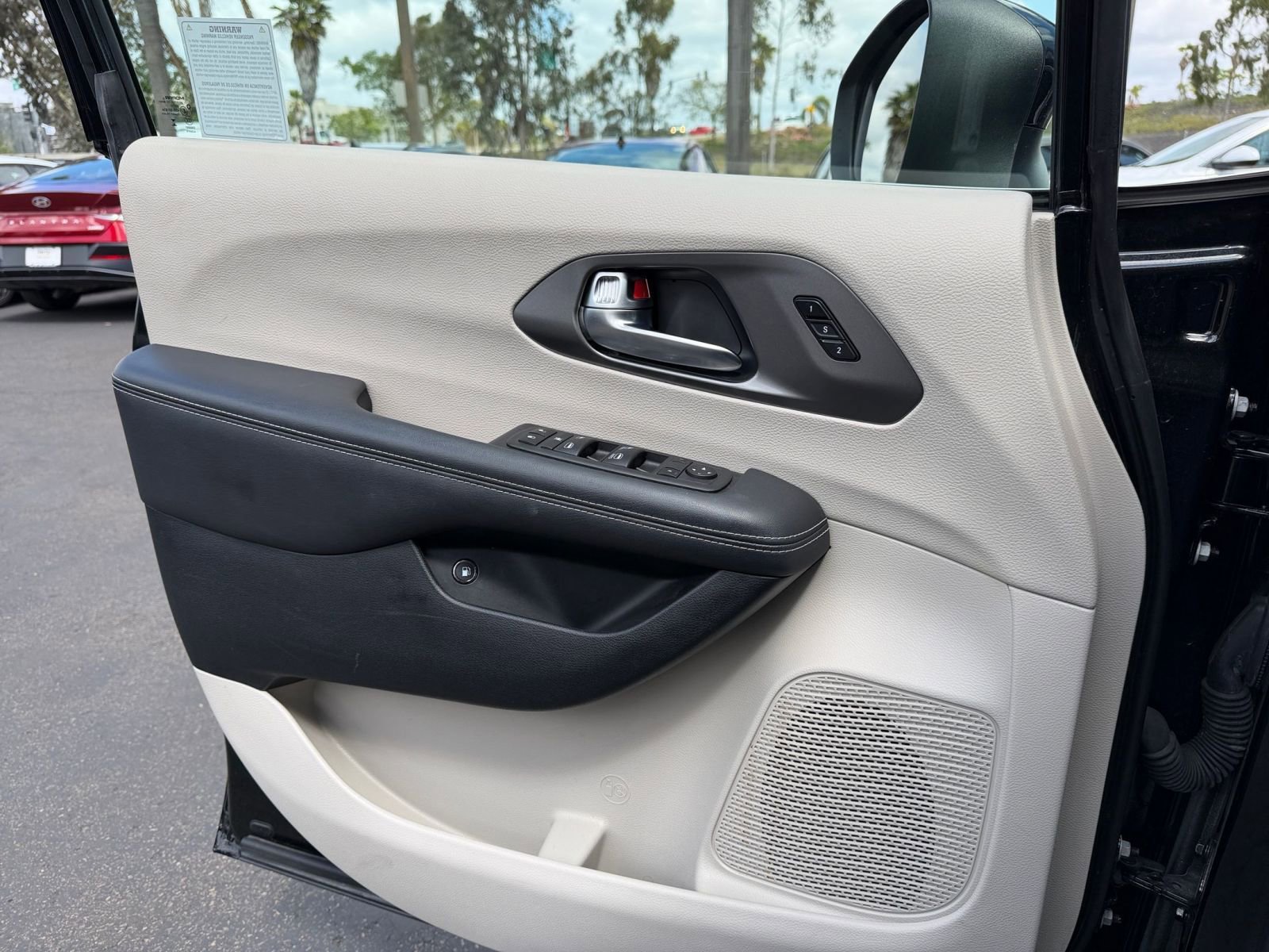 Used 2023 Chrysler Pacifica Touring-L image 18