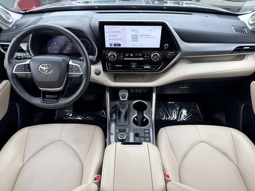 Used 2024 Toyota Highlander Limited AWD/4WD image 18