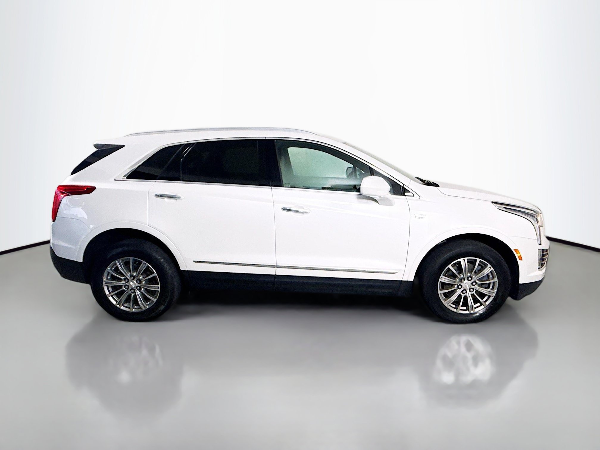 Used 2018 Cadillac XT5 Luxury w/ Driver Awareness Package FWD image 11