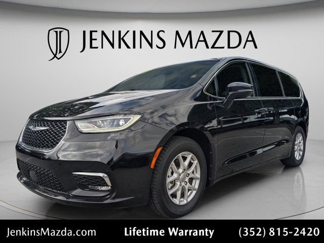 Used 2024 Chrysler Pacifica Touring-L FWD image 3