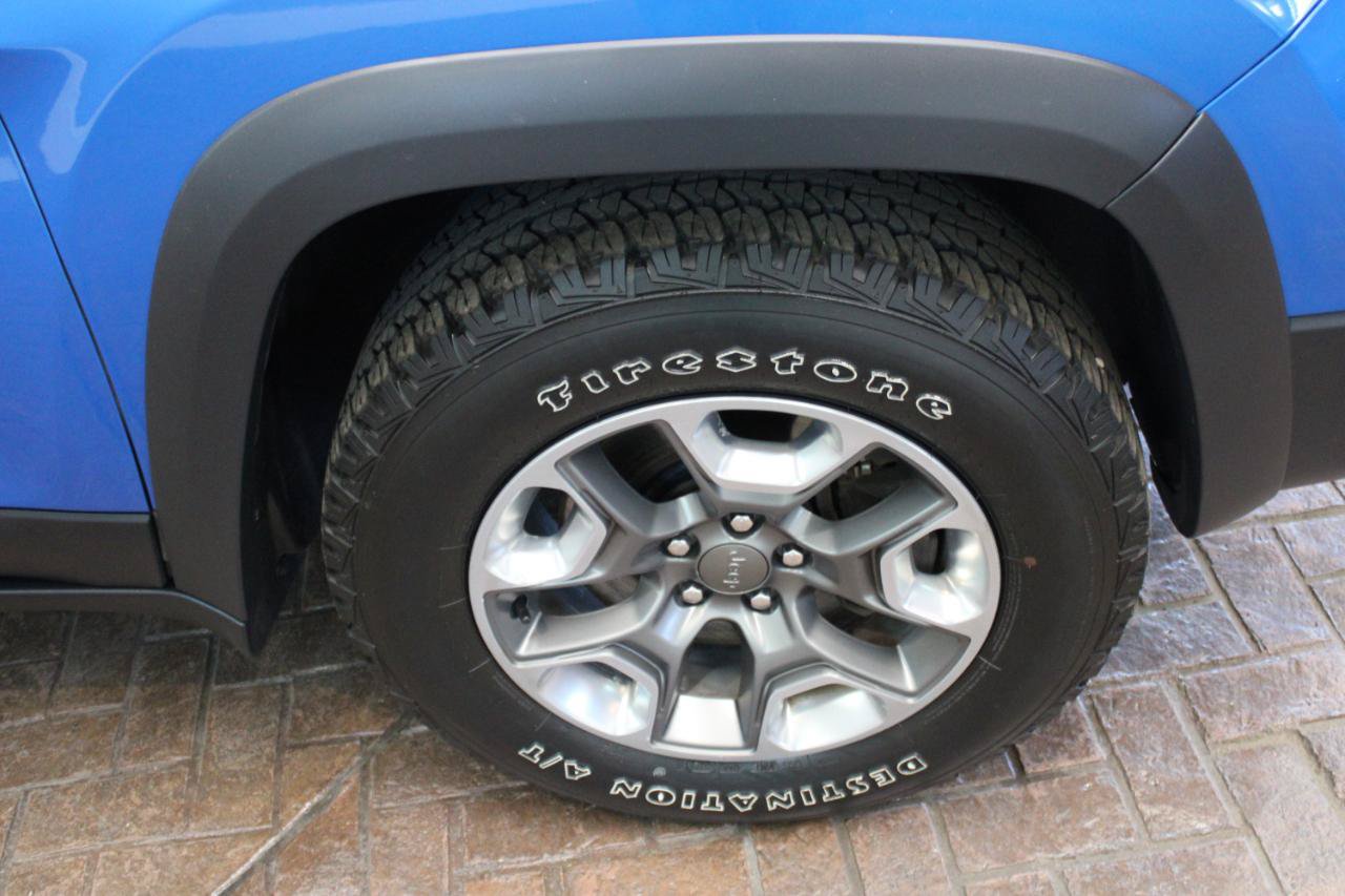 Used 2019 Jeep Cherokee Trailhawk w/ Cold Weather Group AWD/4WD image 9